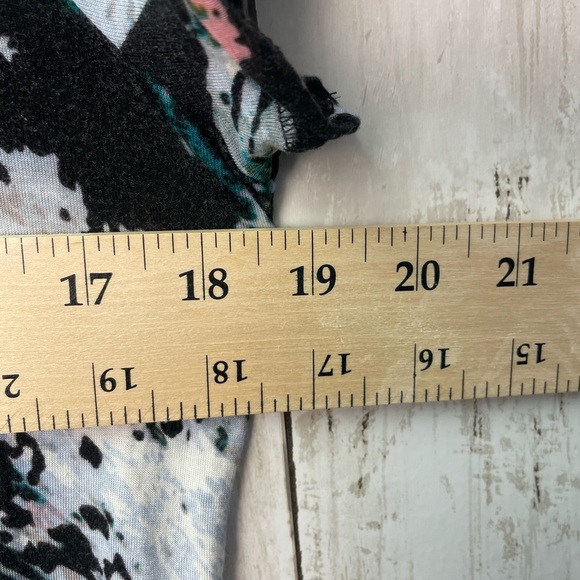 Simply Vera Vera Wang Green Black Graphic T-Shirt size medium - Picture 5 of 6